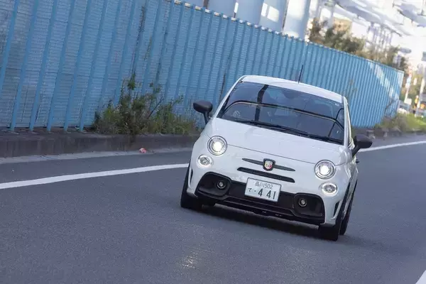 「アバルト 595のノーマルとオートバックスのデモカー595を乗り比べ」の画像