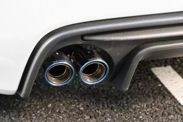 「アバルト 595のノーマルとオートバックスのデモカー595を乗り比べ」の画像