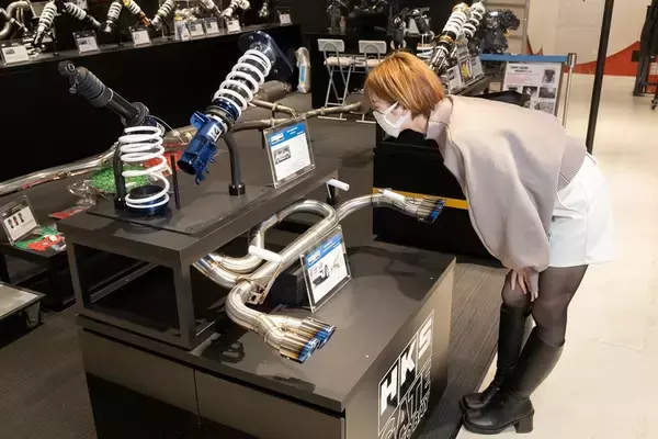 「アバルト 595のノーマルとオートバックスのデモカー595を乗り比べ」の画像