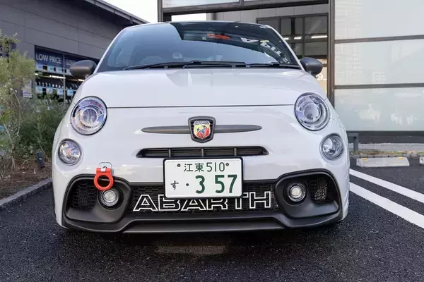 「アバルト 595のノーマルとオートバックスのデモカー595を乗り比べ」の画像