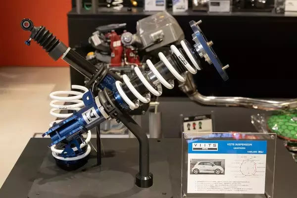 「アバルト 595のノーマルとオートバックスのデモカー595を乗り比べ」の画像