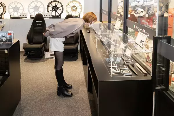 「アバルト 595のノーマルとオートバックスのデモカー595を乗り比べ」の画像