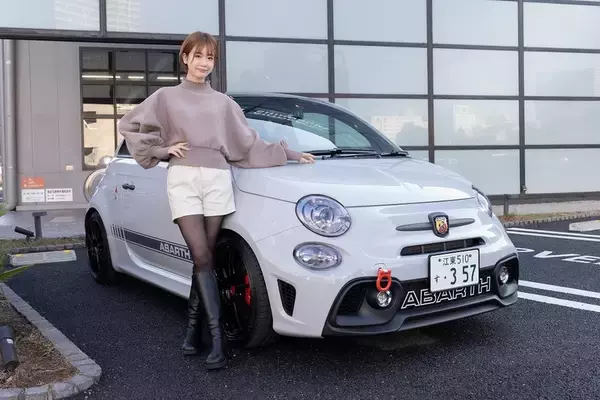 「アバルト 595のノーマルとオートバックスのデモカー595を乗り比べ」の画像