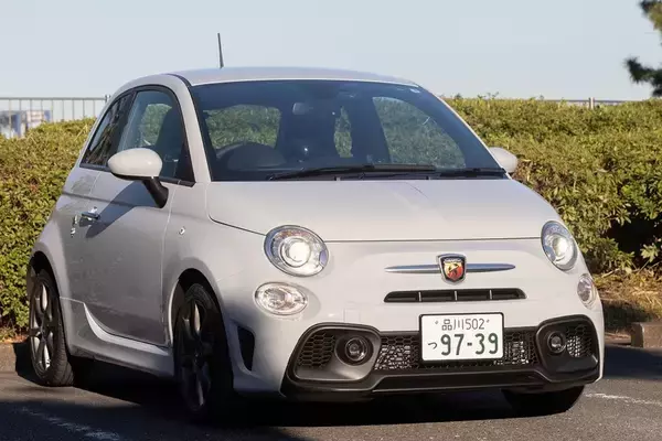 「アバルト 595のノーマルとオートバックスのデモカー595を乗り比べ」の画像