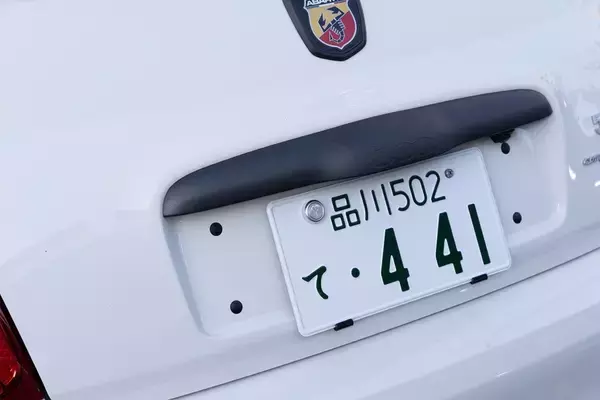 「アバルト 595のノーマルとオートバックスのデモカー595を乗り比べ」の画像