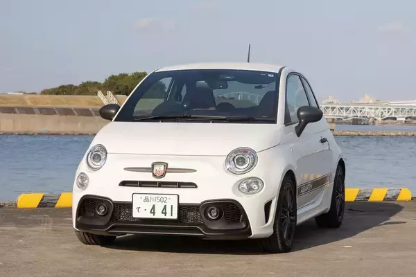 「アバルト 595のノーマルとオートバックスのデモカー595を乗り比べ」の画像