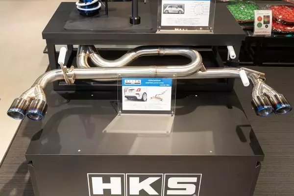 「アバルト 595のノーマルとオートバックスのデモカー595を乗り比べ」の画像