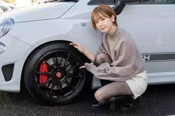 「アバルト 595のノーマルとオートバックスのデモカー595を乗り比べ」の画像