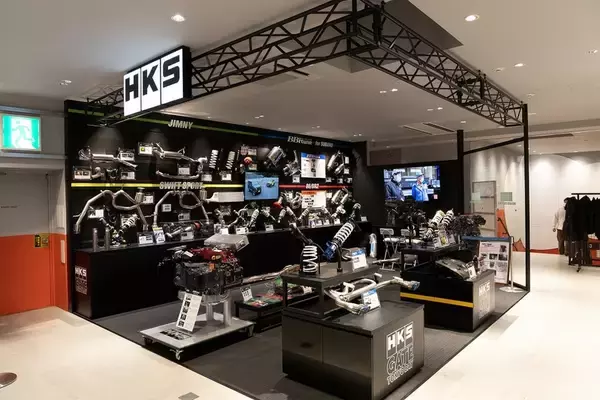 「アバルト 595のノーマルとオートバックスのデモカー595を乗り比べ」の画像