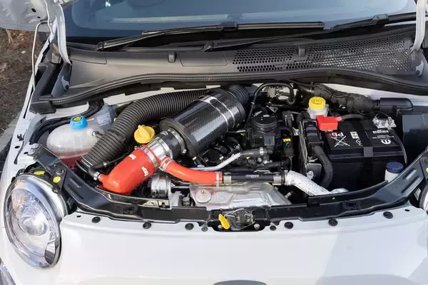 「アバルト 595のノーマルとオートバックスのデモカー595を乗り比べ」の画像