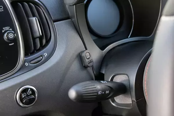 「アバルト 595のノーマルとオートバックスのデモカー595を乗り比べ」の画像