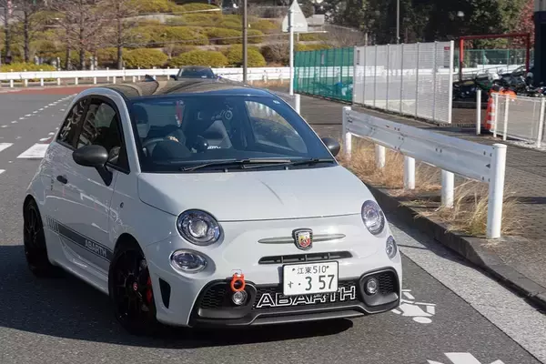 「アバルト 595のノーマルとオートバックスのデモカー595を乗り比べ」の画像