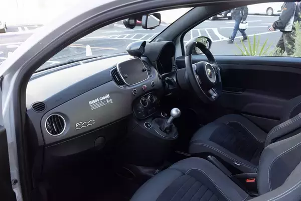 「アバルト 595のノーマルとオートバックスのデモカー595を乗り比べ」の画像