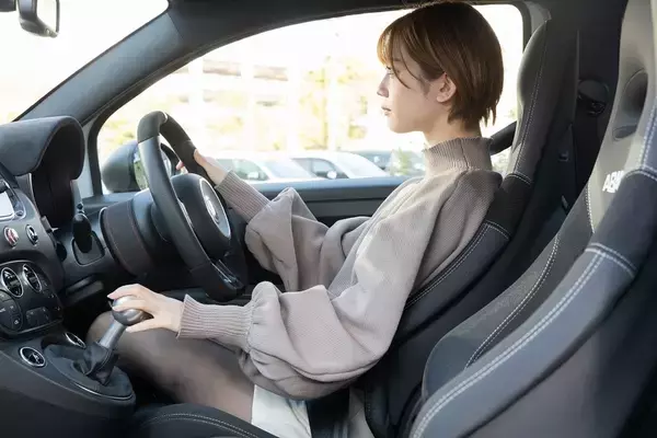 「アバルト 595のノーマルとオートバックスのデモカー595を乗り比べ」の画像