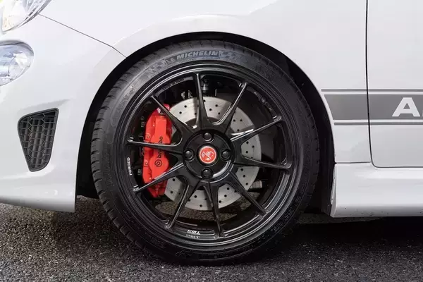 「アバルト 595のノーマルとオートバックスのデモカー595を乗り比べ」の画像