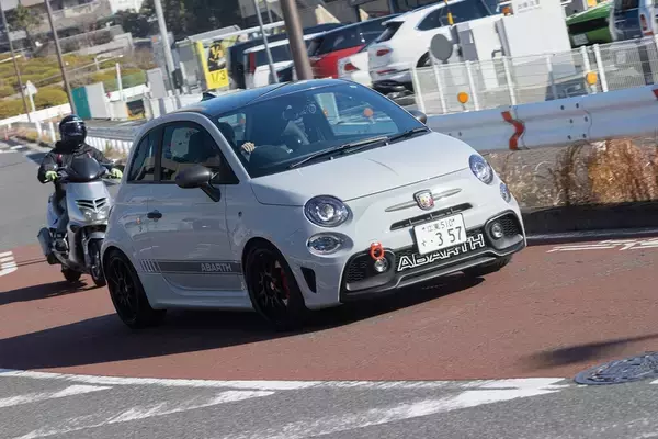 「アバルト 595のノーマルとオートバックスのデモカー595を乗り比べ」の画像
