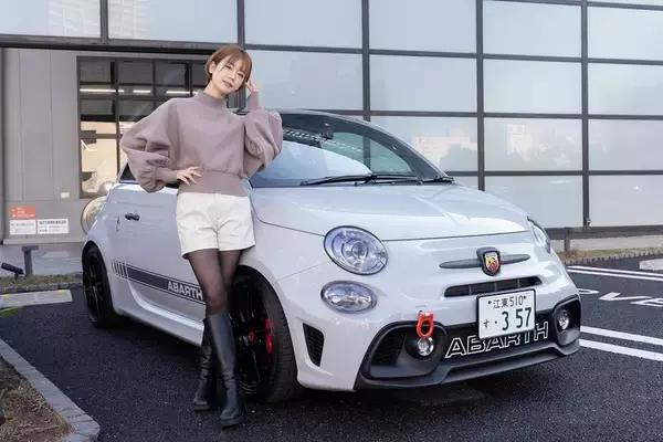 「アバルト 595のノーマルとオートバックスのデモカー595を乗り比べ」の画像