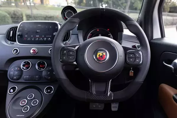 「アバルト 595のノーマルとオートバックスのデモカー595を乗り比べ」の画像