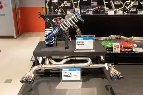 「アバルト 595のノーマルとオートバックスのデモカー595を乗り比べ」の画像