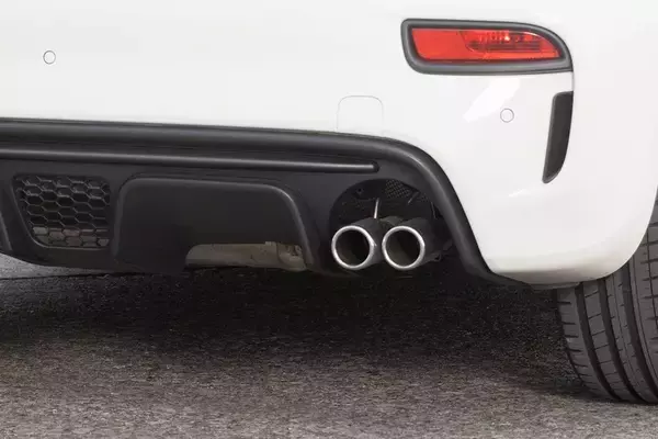 「アバルト 595のノーマルとオートバックスのデモカー595を乗り比べ」の画像