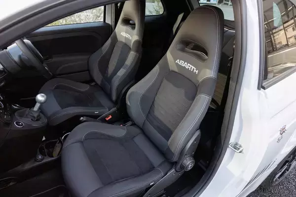 「アバルト 595のノーマルとオートバックスのデモカー595を乗り比べ」の画像