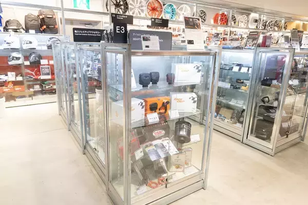 「アバルト 595のノーマルとオートバックスのデモカー595を乗り比べ」の画像