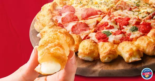 「ピザ耳の中にぎっしりチーズ！評判の「チージーロール」が通常生地に登場」の画像