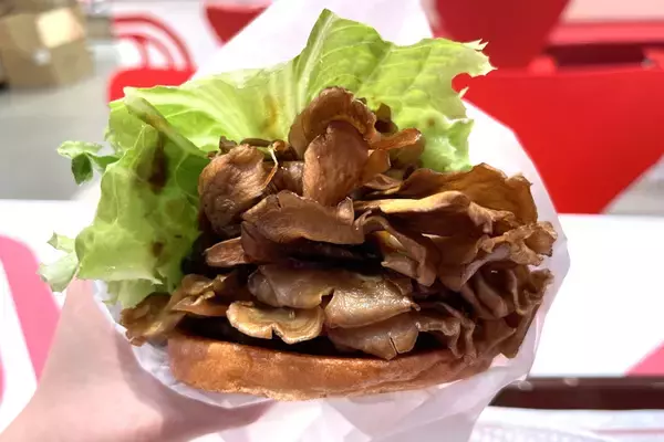 「驚異のまいたけ200g！ ドムドムの「まいたけバーガー」再び！ これうまいんだよね～」の画像