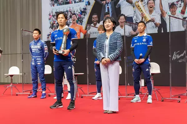 「やったぜ、日産！ サッカーとSUPER GTを制した記念に本社で3王者が勢揃い」の画像