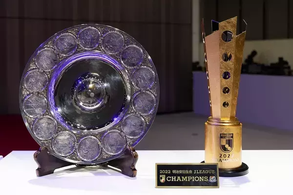 「やったぜ、日産！ サッカーとSUPER GTを制した記念に本社で3王者が勢揃い」の画像