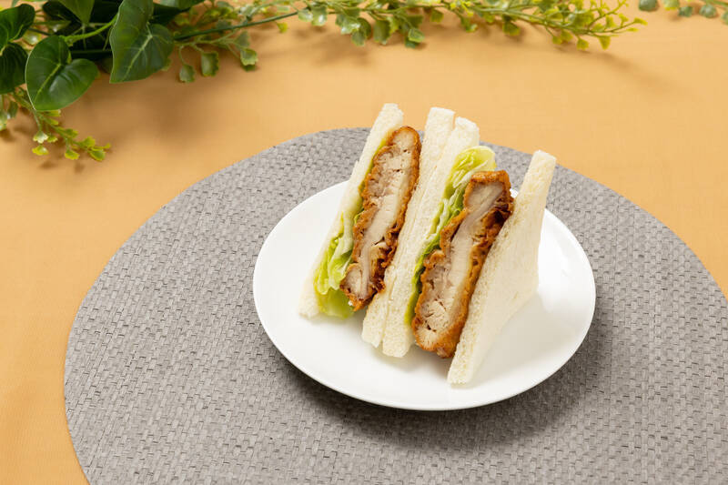 セブン、ボリューム満点「ガツンとガリチキサンド」肉厚チキン×分厚いパン