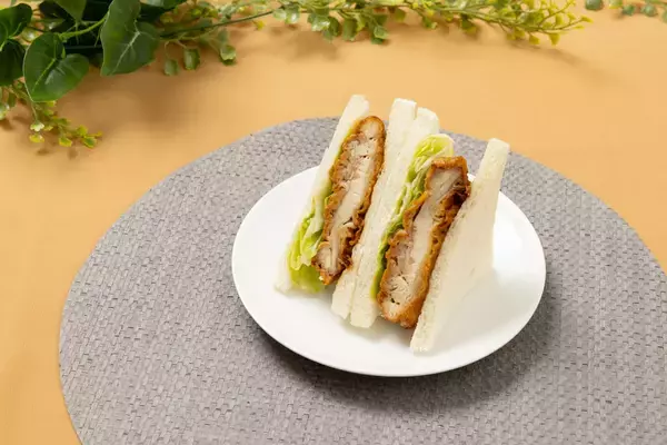 「セブン、ボリューム満点「ガツンとガリチキサンド」肉厚チキン×分厚いパン」の画像