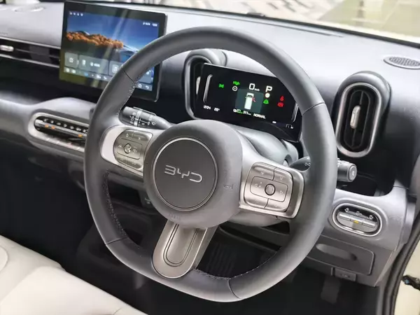「【実質200万円切り】BYDの本気がエグい！ 日本専用軽EV「ラッコ」は国産軽自動車の脅威になるか？」の画像