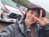 「梅本まどか、ハイラックスのラリーでチャンピオン獲得！ ドライバーの番場選手は4連覇！」の画像1