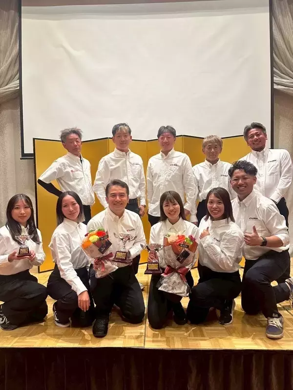 「梅本まどか、ハイラックスのラリーでチャンピオン獲得！ ドライバーの番場選手は4連覇！」の画像