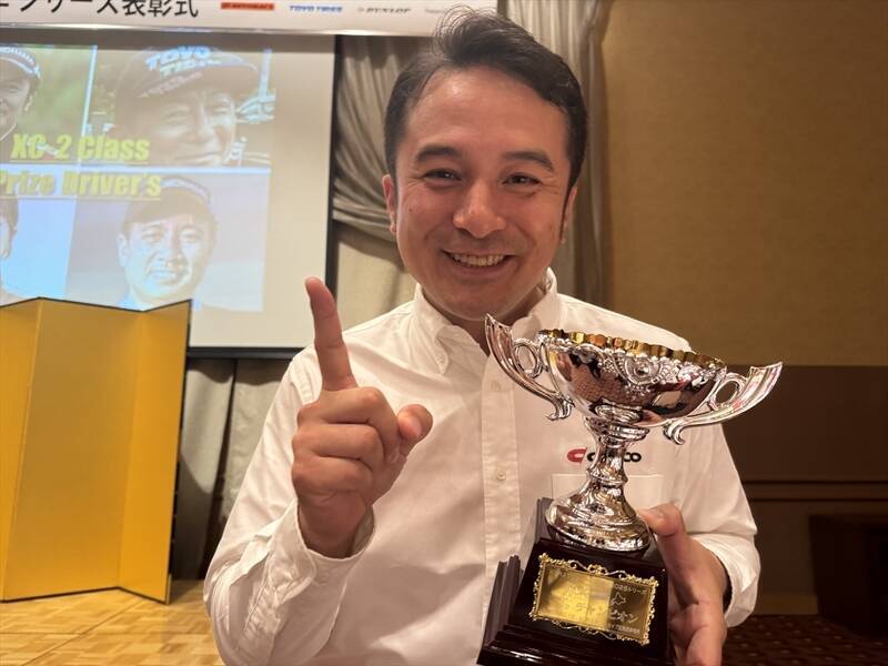 梅本まどか、ハイラックスのラリーでチャンピオン獲得！ ドライバーの番場選手は4連覇！