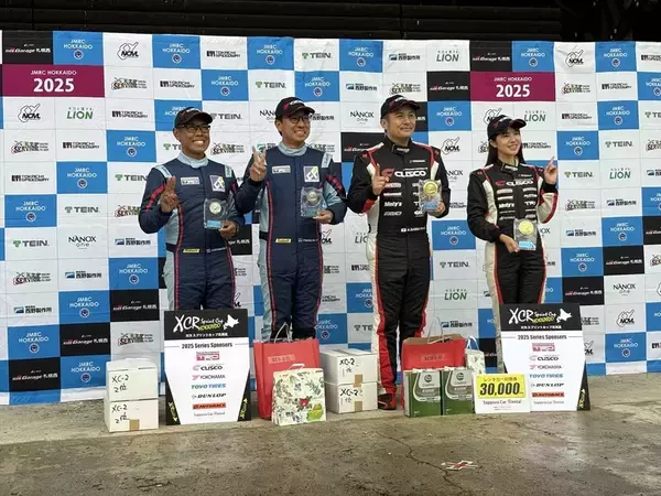 「梅本まどか、ハイラックスのラリーでチャンピオン獲得！ ドライバーの番場選手は4連覇！」の画像