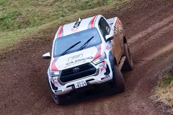 「梅本まどか、ハイラックスのラリーでチャンピオン獲得！ ドライバーの番場選手は4連覇！」の画像