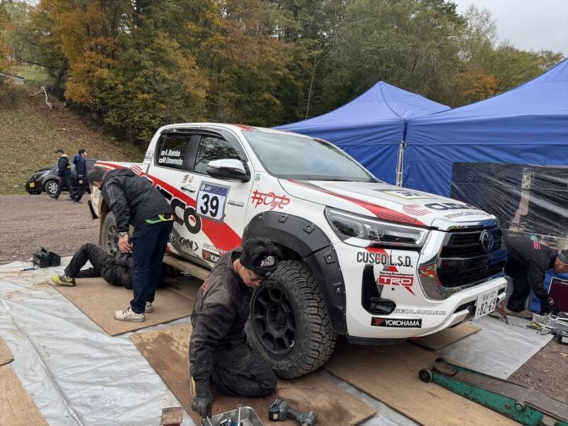 梅本まどか、ハイラックスのラリーでチャンピオン獲得！ ドライバーの番場選手は4連覇！