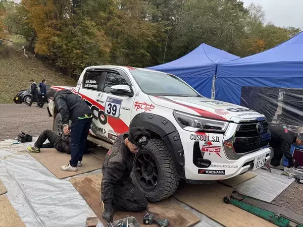 「梅本まどか、ハイラックスのラリーでチャンピオン獲得！ ドライバーの番場選手は4連覇！」の画像