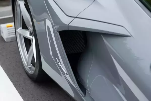 「「コルベット E-Ray」は爆速のV8エンジンとモーターで街道の主役に！ 乗って感じた高揚感と意外な快適さ」の画像