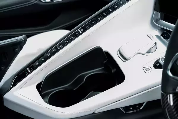 「「コルベット E-Ray」は爆速のV8エンジンとモーターで街道の主役に！ 乗って感じた高揚感と意外な快適さ」の画像