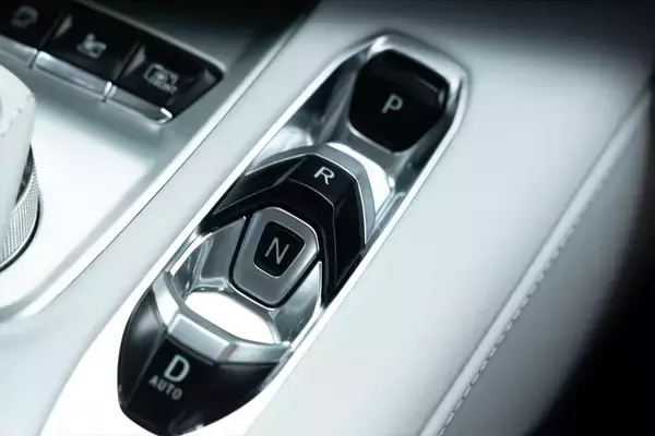 「「コルベット E-Ray」は爆速のV8エンジンとモーターで街道の主役に！ 乗って感じた高揚感と意外な快適さ」の画像