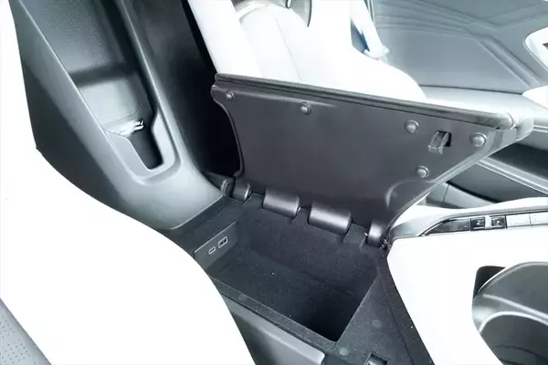 「「コルベット E-Ray」は爆速のV8エンジンとモーターで街道の主役に！ 乗って感じた高揚感と意外な快適さ」の画像