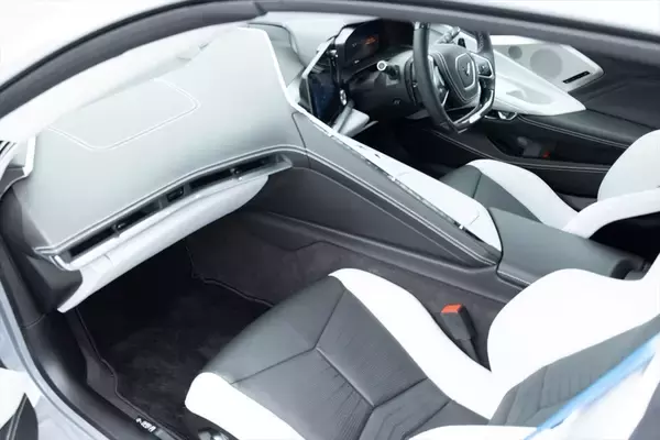 「「コルベット E-Ray」は爆速のV8エンジンとモーターで街道の主役に！ 乗って感じた高揚感と意外な快適さ」の画像