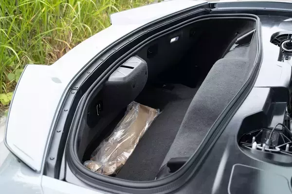 「「コルベット E-Ray」は爆速のV8エンジンとモーターで街道の主役に！ 乗って感じた高揚感と意外な快適さ」の画像