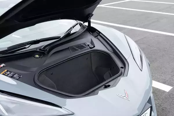 「「コルベット E-Ray」は爆速のV8エンジンとモーターで街道の主役に！ 乗って感じた高揚感と意外な快適さ」の画像