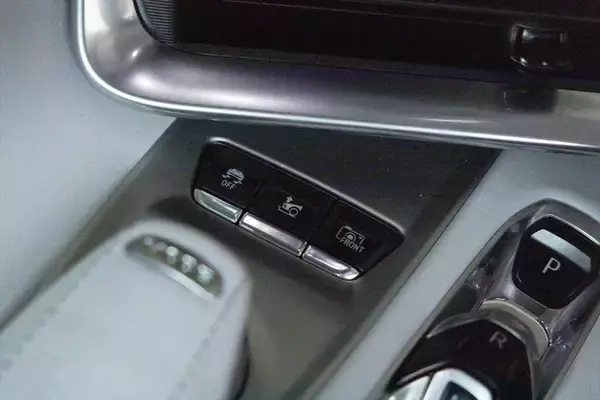 「「コルベット E-Ray」は爆速のV8エンジンとモーターで街道の主役に！ 乗って感じた高揚感と意外な快適さ」の画像