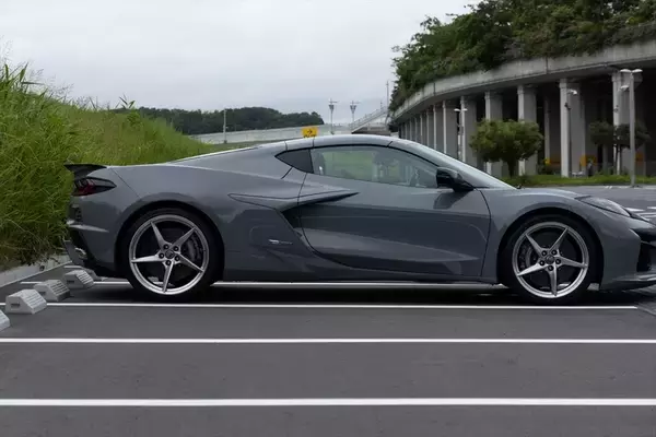 「「コルベット E-Ray」は爆速のV8エンジンとモーターで街道の主役に！ 乗って感じた高揚感と意外な快適さ」の画像