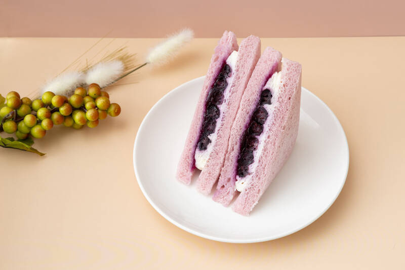 セブン初“パープルパン”を採用！鮮やかな「ブルーベリーサンド」本日発売